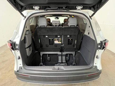Used 2022 Toyota Sienna XLE w/ XLE Plus Package FWD image 31