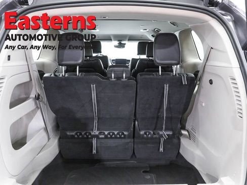 Used 2023 Chrysler Pacifica Touring-L image 9