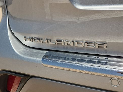 Used 2024 Toyota Highlander Platinum FWD image 8