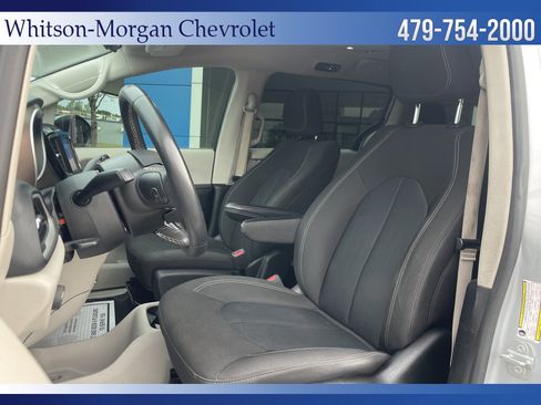 Used 2022 Chrysler Voyager LX image 9