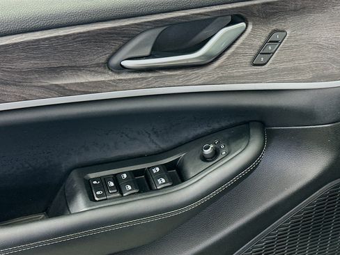 Used 2023 Jeep Grand Cherokee L Limited w/ Black Appearance Package image 15