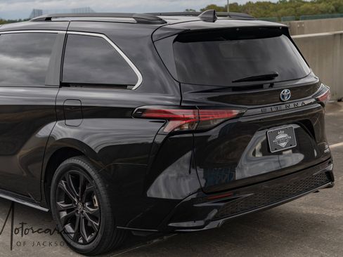 Used 2023 Toyota Sienna XSE image 31