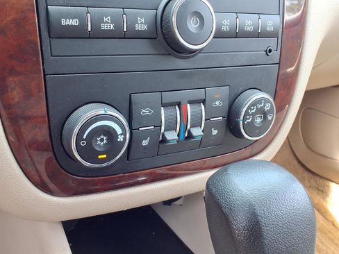 Used 2009 Chevrolet Impala LT w/ Luxury Edition Package FWD image 10