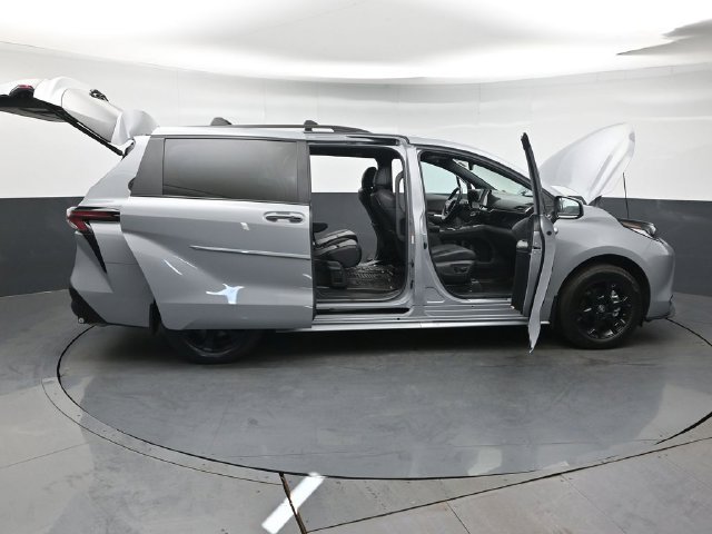 Used 2025 Toyota Sienna XLE Woodland Edition AWD/4WD image 59