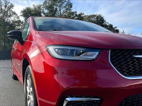 Used 2024 Chrysler Pacifica Touring-L image 32