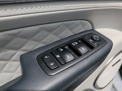Used 2017 Jeep Grand Cherokee Summit AWD/4WD image 31