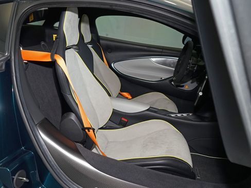 Used 2024 McLaren Artura RWD image 16