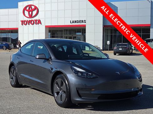 Used 2023 Tesla Model 3 Standard Range image 1