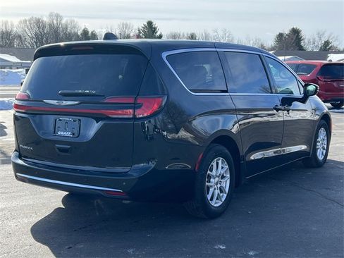 Used 2025 Chrysler Pacifica Select image 46