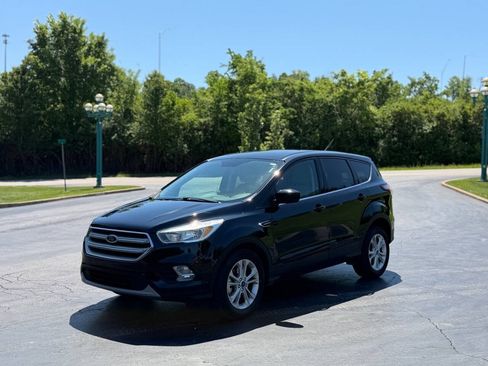 Used 2017 Ford Escape SE FWD image 2