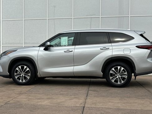 Certified 2024 Toyota Highlander XLE image 8