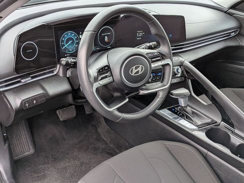 Used 2025 Hyundai Elantra SEL image 10