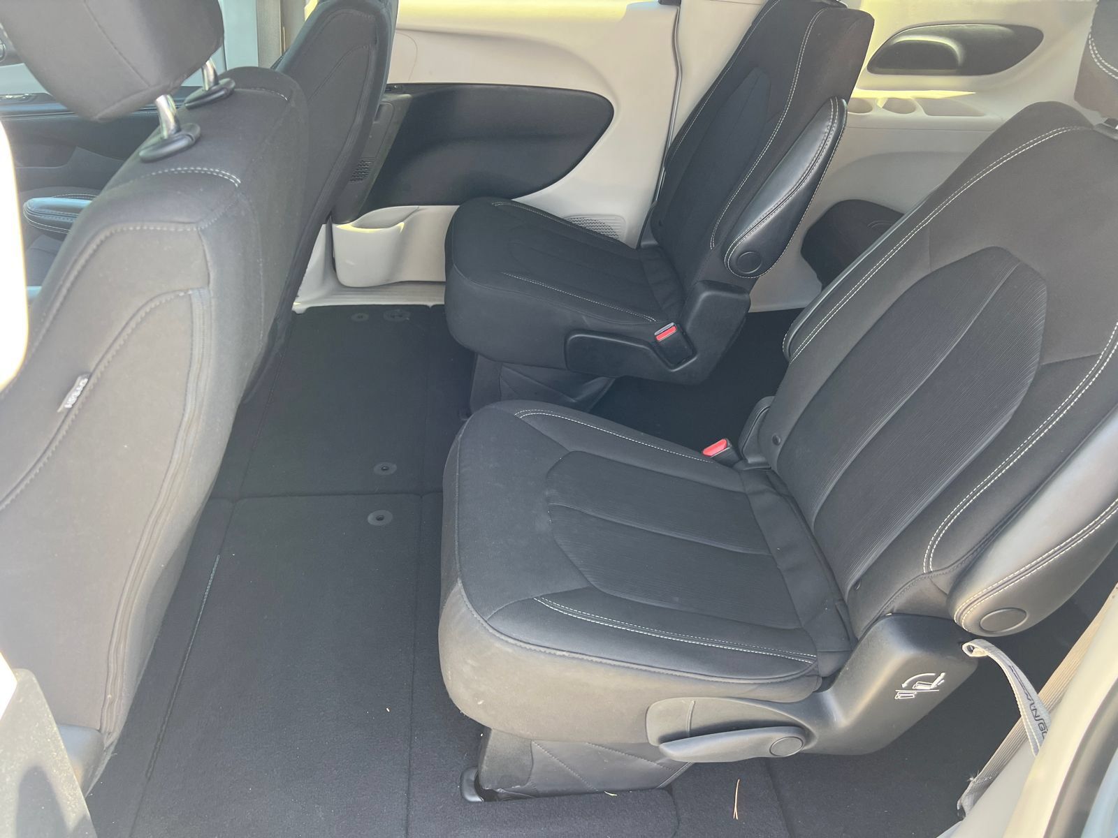Used 2022 Chrysler Voyager LX FWD image 21
