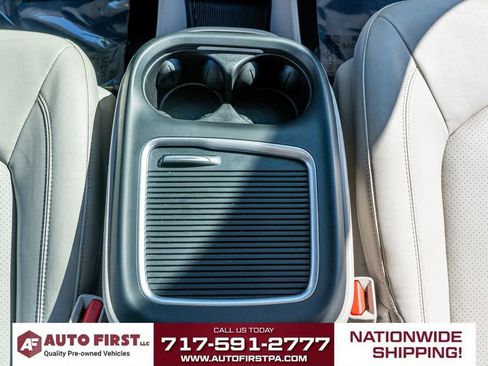 Used 2021 Chrysler Pacifica Touring-L image 18