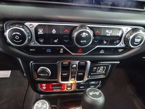 Certified 2025 Jeep Wrangler Unlimited Rubicon 4xe w/ Convenience Group AWD/4WD image 11