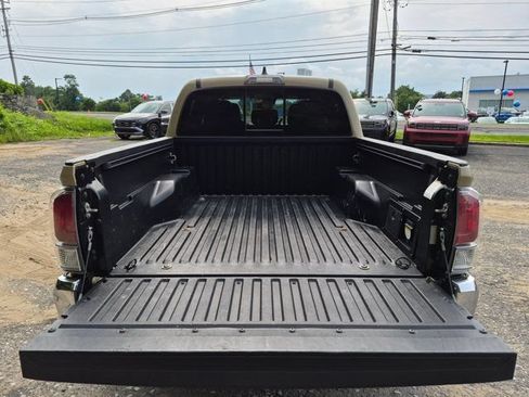 Used 2020 Toyota Tacoma TRD Off-Road AWD/4WD image 4