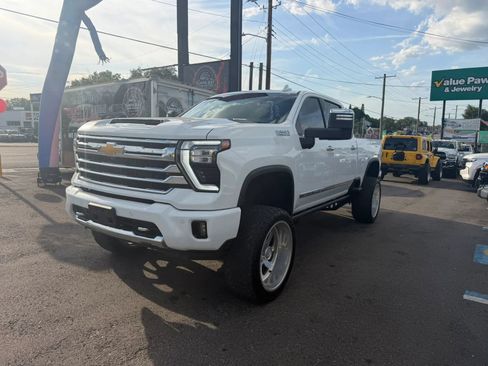Used 2024 Chevrolet Silverado 2500 High Country w/ Technology Package AWD/4WD image 5