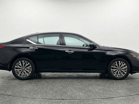 Used 2025 Nissan Altima 2.5 SV FWD image 11