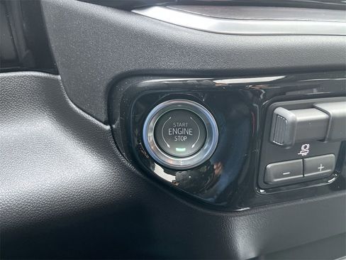 New 2026 GMC Sierra 1500 SLT image 17