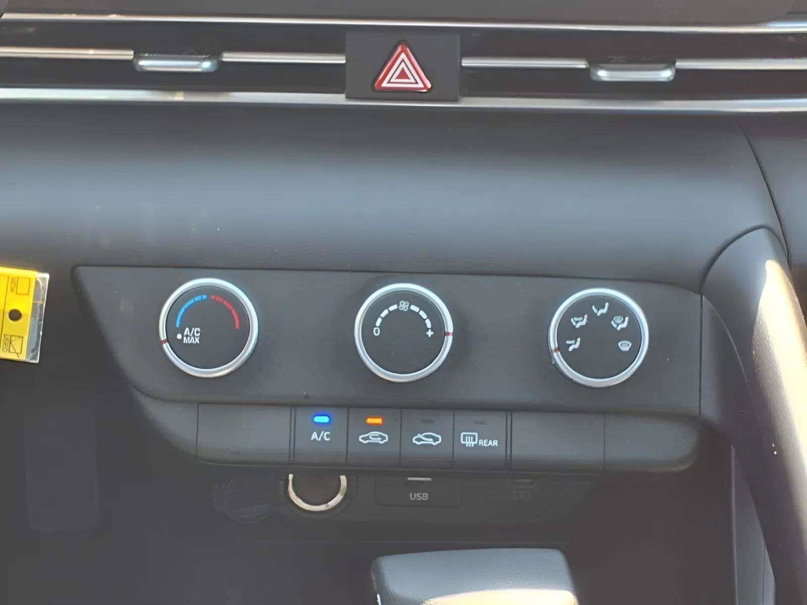 Certified 2025 Hyundai Elantra SE FWD image 14
