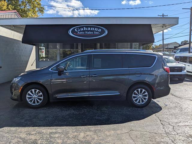 Used 2018 Chrysler Pacifica Touring-L FWD image 2