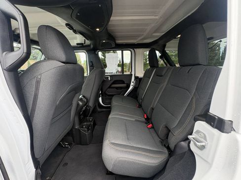 Used 2025 Jeep Wrangler Unlimited Sahara AWD/4WD image 25