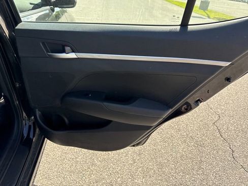 Used 2020 Hyundai Elantra SE w/ Cargo Package (C1) FWD image 16
