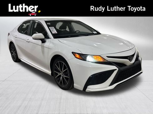 Used 2023 Toyota Camry SE image 1