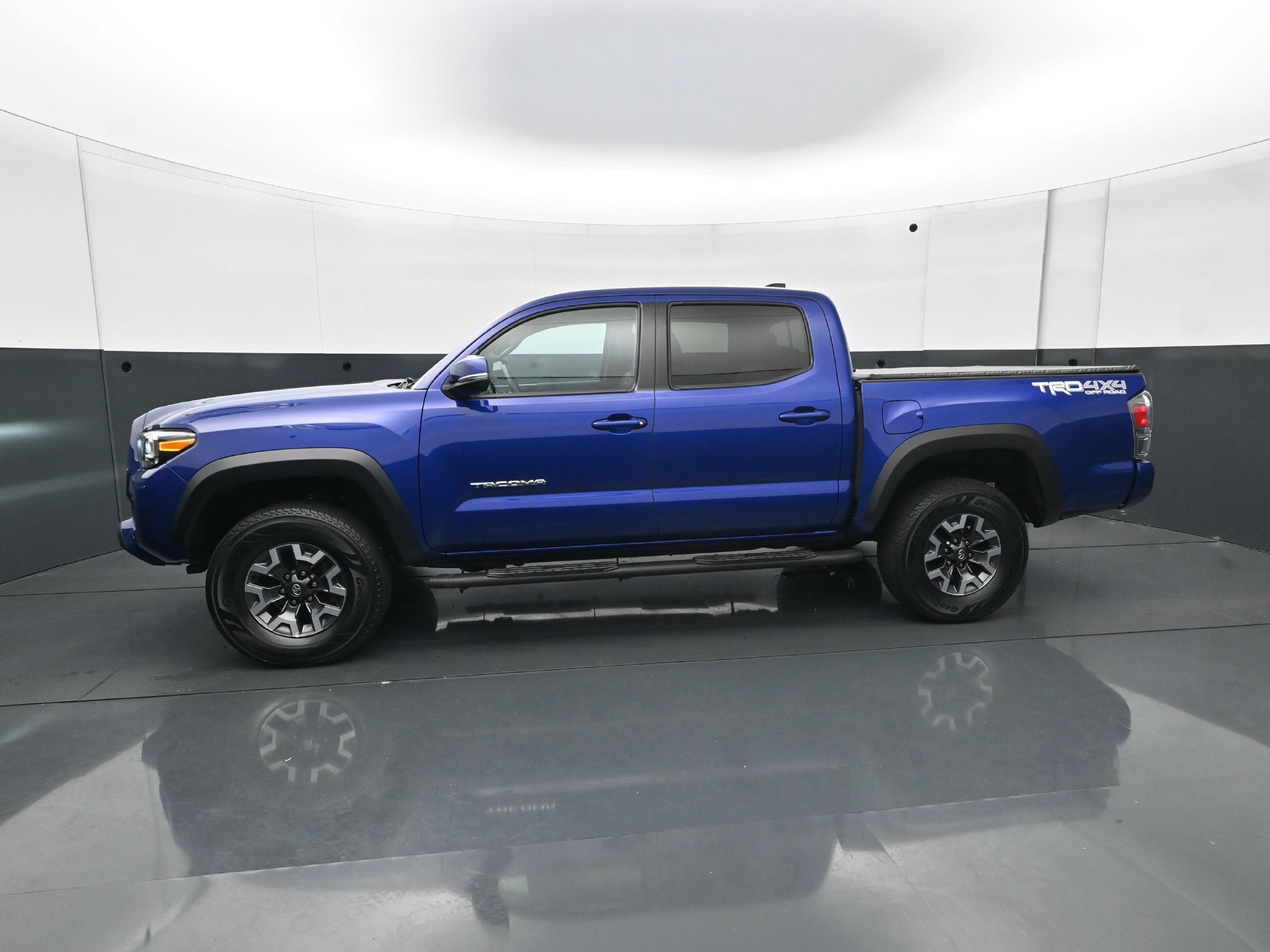 Used 2022 Toyota Tacoma TRD Off-Road w/ TRD Premium Off Road Package AWD/4WD image 3