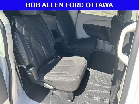 Used 2023 Chrysler Voyager LX FWD image 18