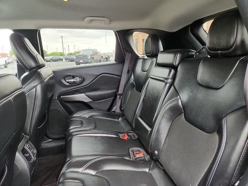 Used 2019 Jeep Cherokee Latitude Plus FWD image 11