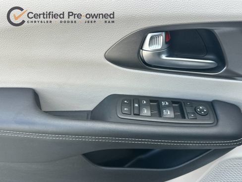 Used 2024 Chrysler Pacifica Touring-L FWD image 12