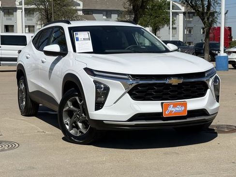 Certified 2025 Chevrolet Trax LT image 2