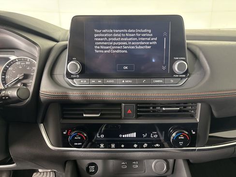 Used 2025 Nissan Rogue SV image 14