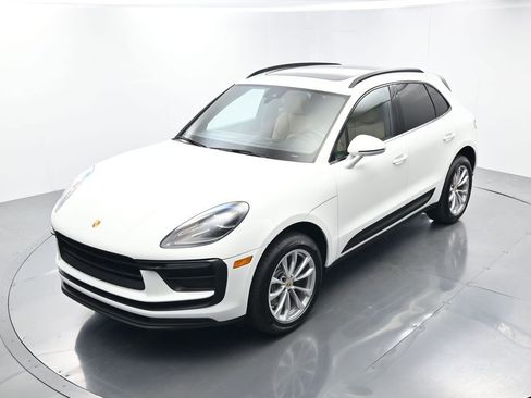 Certified 2022 Porsche Macan image 33