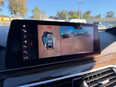Used 2019 BMW 530e w/ Premium Package RWD image 17