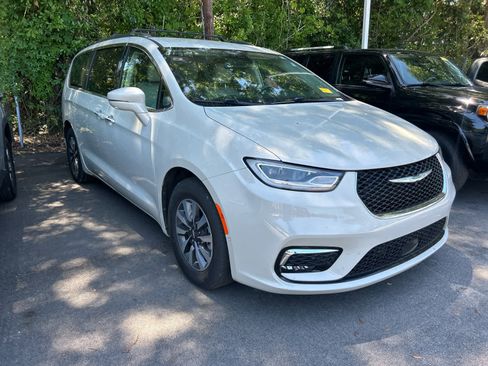 Used 2021 Chrysler Pacifica Touring-L FWD image 3