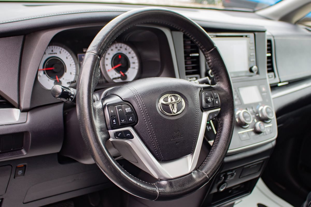 Used 2020 Toyota Sienna SE Premium FWD image 25