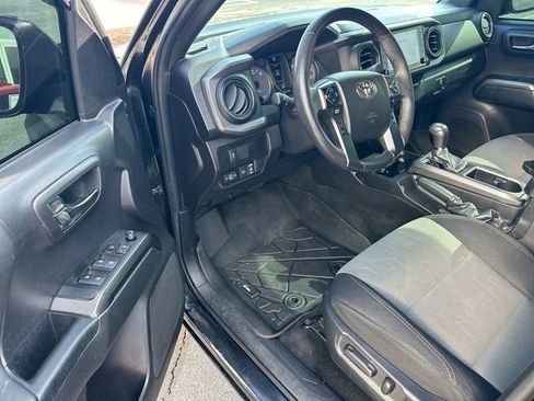 Used 2022 Toyota Tacoma TRD Off-Road image 9