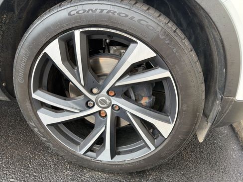 Used 2019 Volvo XC40 T5 R-Design image 4