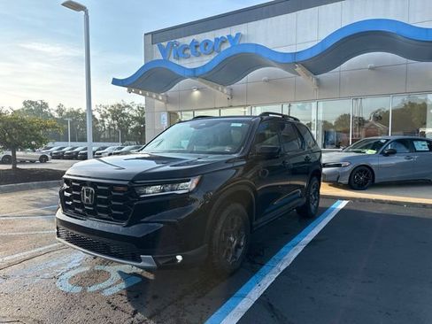 Certified 2025 Honda Pilot TrailSport image 1