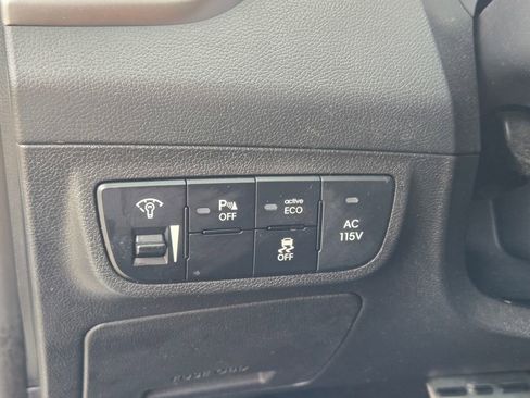 Used 2016 Hyundai Veloster Base w/ Option Group 03 image 34