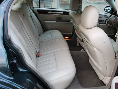 Used 2003 Lincoln Town Car Signature image 19