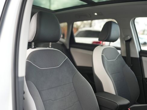 Used 2025 Volkswagen Taos SE w/ Panoramic Sunroof Package image 22