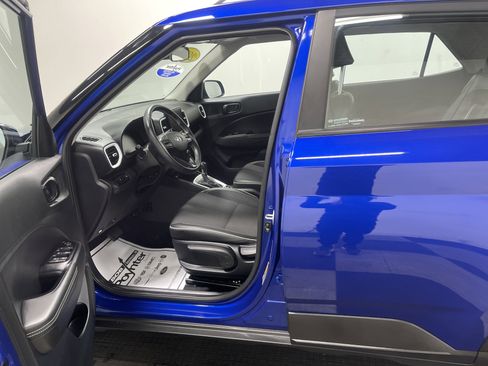 Used 2023 Hyundai Venue Limited image 9