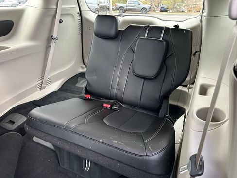 Used 2023 Chrysler Pacifica Touring-L image 21