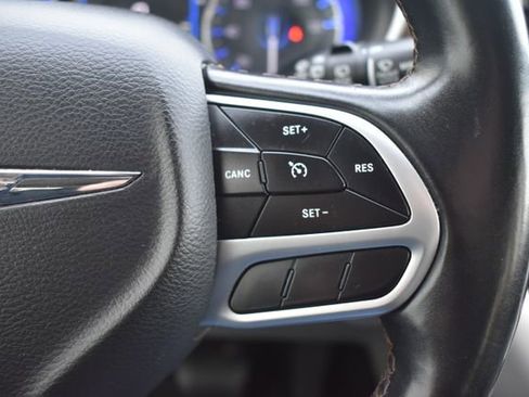 Used 2017 Chrysler Pacifica Touring-L w/ Tire & Wheel Group FWD image 22
