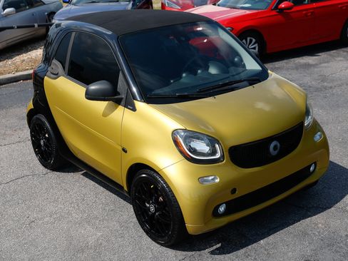 Used 2017 smart fortwo Proxy RWD image 19