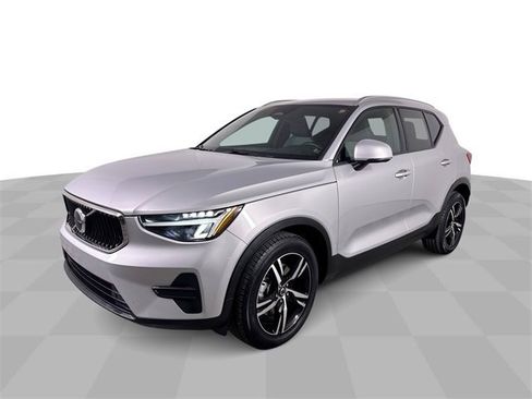 Used 2023 Volvo XC40 B5 Core image 4