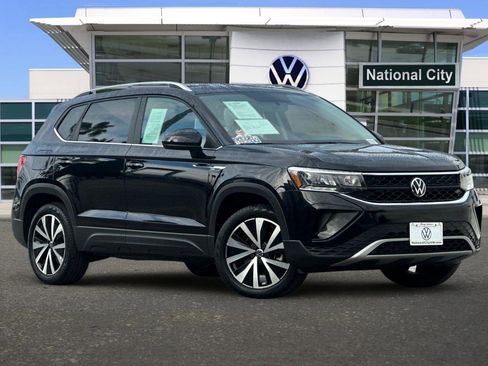 Certified 2022 Volkswagen Taos SE image 2